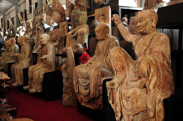 拥有数量庞大由信众捐给寺方的千年古佛塑像及古佛首