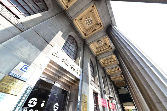 土地银行台南分行采取埃及神庙柱廊形式