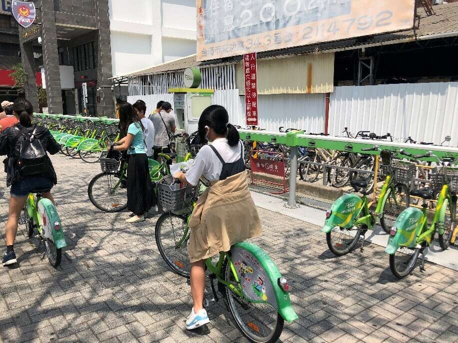 타이난 기차역 앞에 설치된 티바이크 보관대