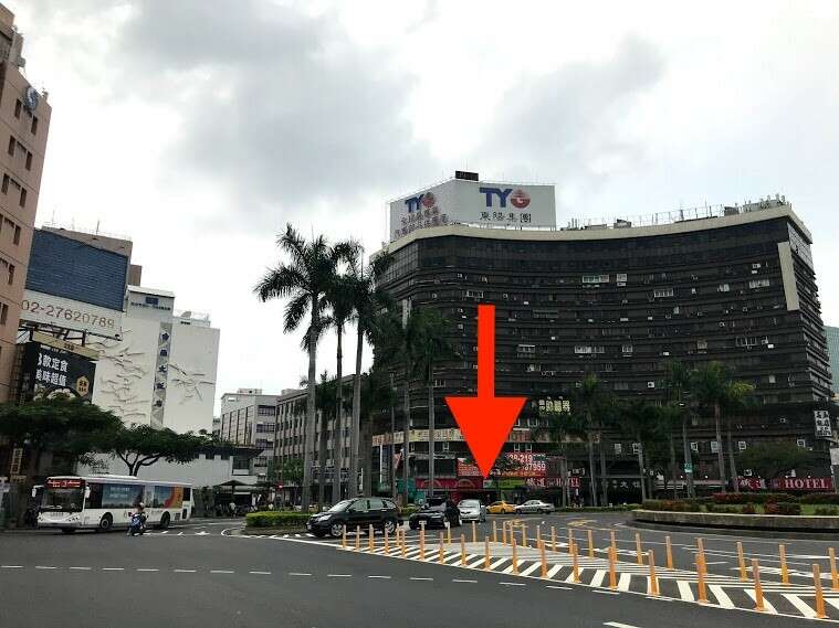 位於台南車站前站對面的大樓