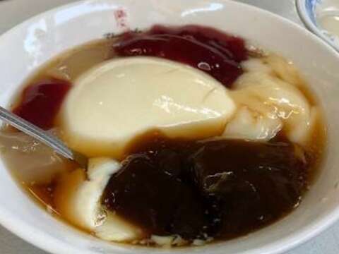 Tofu pudding with herbal jelly