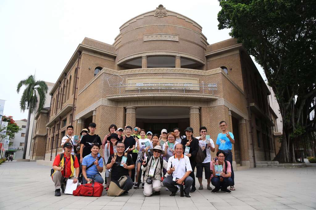 學員走訪「府城藝文踅街趣」-臺南市美術館1館大合照