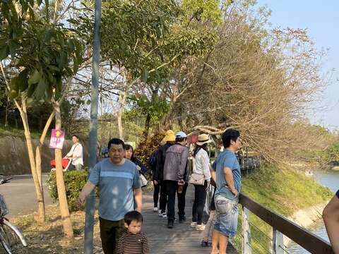 虎頭埤遊客賞湖景健行踏青