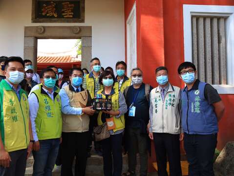  "Mayor Huang Weizhe Zhizeng Tainan milkfish good surface and canned fish to Pingtung County Bed and Breakfast Association "