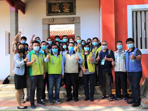  "Mayor Huang Weizhe view and Secretary Tourism Authority Guo Ching-hui and Pingtung County Bed and Breakfast Association, a group photo "