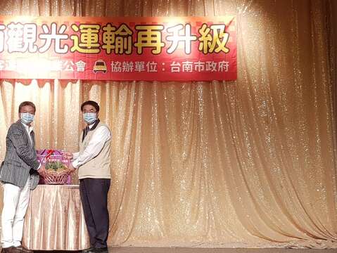  "San Francisco taxi passenger Hanseatic Han Ji Chong, chairman of rebate Mayor Huang Weizhe Kuanmiao pineapple thank the city government support "