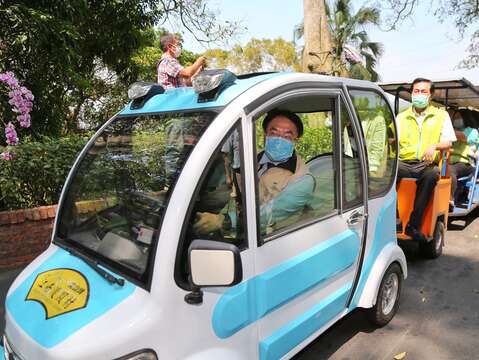  "05 mayors take walkers car train "