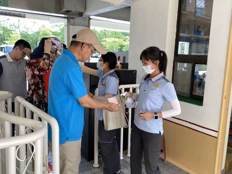  "Jian Shanpi southern resort help tourists admission forehead thermometers and hand disinfection "