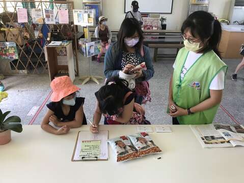  "No Miller Tourist Service Center - mother with children against the most holy dessert face "