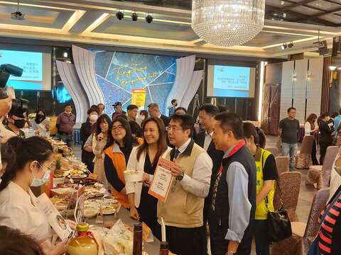  "No Tainan Mayor Huang reassuring meal "