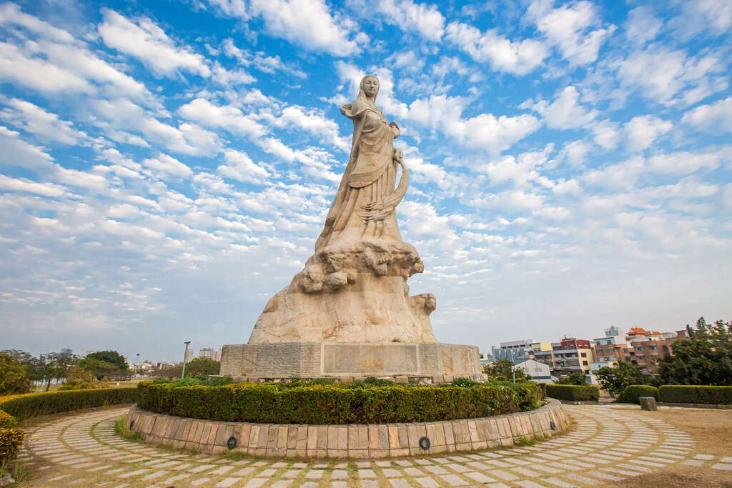 林默娘的塑像佇立在公園花壇中央