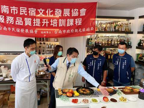  "Photos 4- Mayor Huang Weizhe introduced in the food "