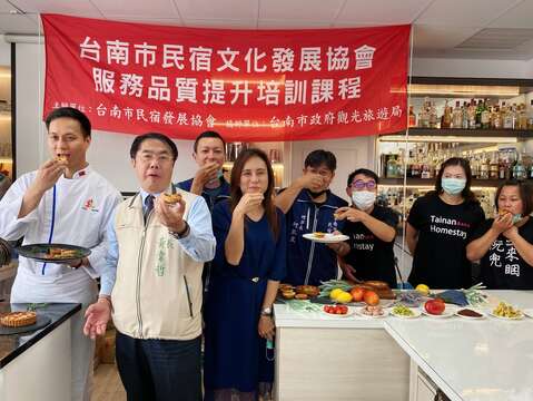  "Photos A 5- Huang Weizhe invited to enjoy the city with a snack Minister "