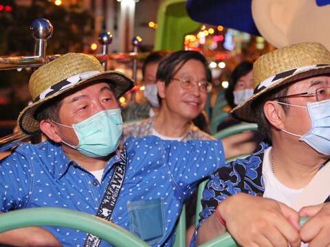  "Mayday vaccination drive Tainan tourist crowds grow - double-decker bus tour Tainan "