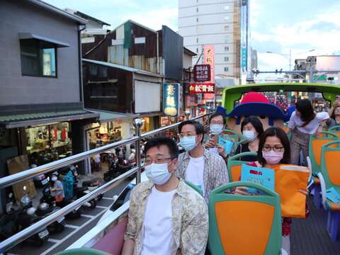  "epidemic prevention Mayday double-decker bus ride Nai Street "