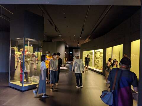 "Visitors wear masks to visit historical relics in an orderly manner at the Chimei Museum"