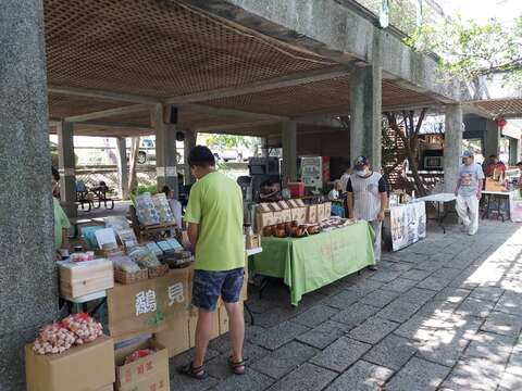 "Lakeside Market"