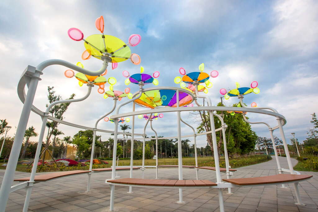 The colorful Land Art is a popular photo spot.