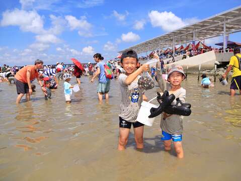 "Qigu Seafood Festival Touching Clams"