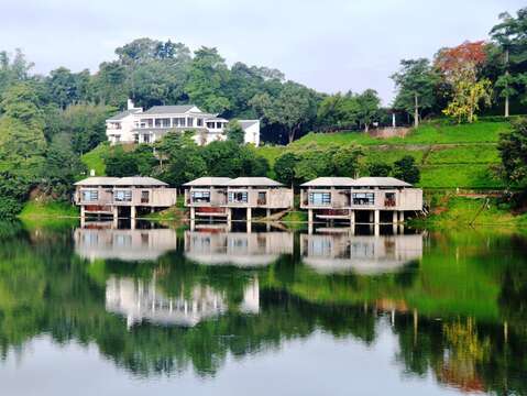 "Jianshanpi Jiangnan Resort’s beautiful scenery attracts many tourists to take the heat -1"