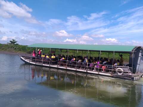 "Sightseeing tube raft-01"