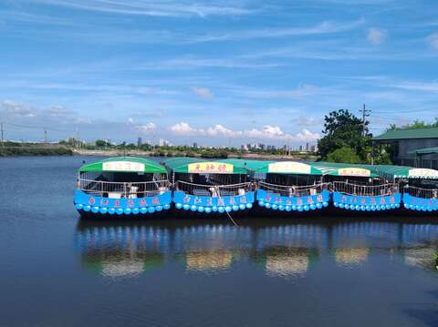 "Four Grasses Tourist Raft"