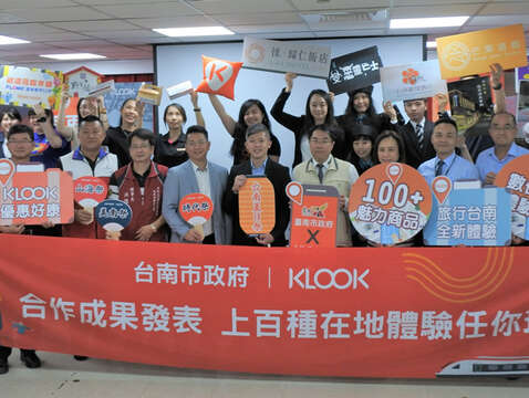 "3. Group photo of the mayor with the industry and KLOOK"