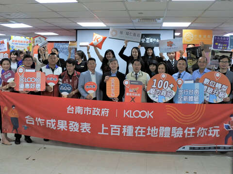 "4. Group photo of the mayor with the industry and KLOOK"