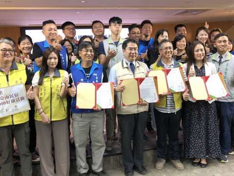 "Picture 5. Mayor Huang Weizhe and the Director of the Bureau of Tourism and Tourism took a group photo with the Tainan B&B industry"