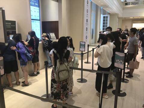 "A lot of tourists queue up to buy tickets in the Chimei Museum early in the morning"