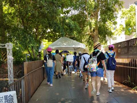 "The Ten Drum Cultural Park attracts many people to enter the field in the afternoon"