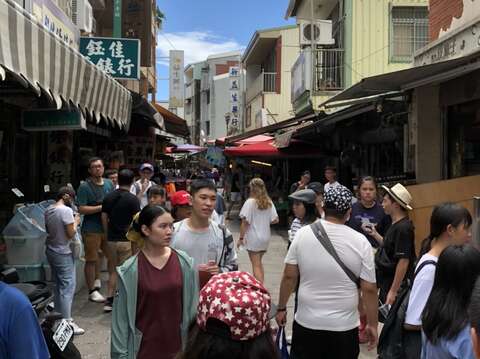 "Dragon Boat Festival with fake Anping Old Street is crowded with people"