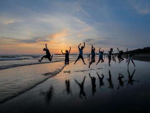 "Yuguang Island Treading Waves"