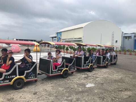 "04.Taiyan takes the Yantie small train (provided by Qigu District Office)"