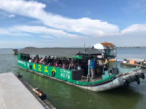 "06. Take a boat at the six-hole terminal (provided by Qigu District Office)"