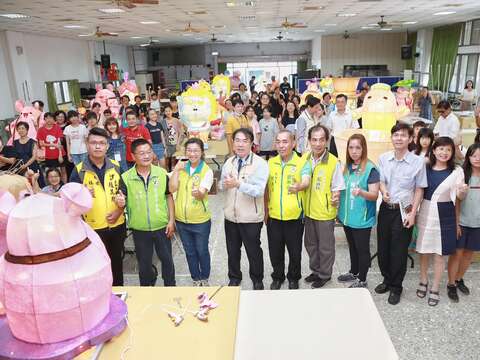 "A group photo of the mayor, distinguished guests and students"