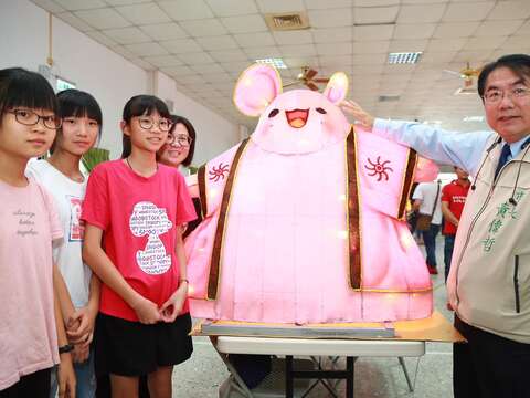 "The mayor and Nanxin Junior High School Art Class made a group photo of lanterns"