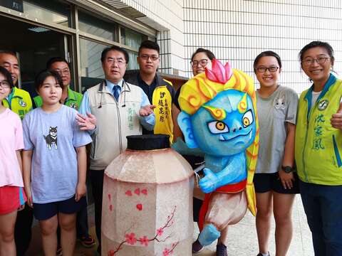 "Nanxin Junior High School Art Class Making Lanterns and Coloring"