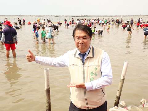 "3. The mayor promotes the Chigu Seafood Festival"