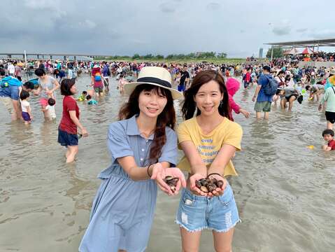 "5. People participate in clam digging experience"