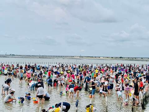 "7. Clam digging in Chizui Garden is full of people"