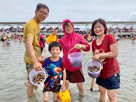 "4. People participate in clam digging experience"