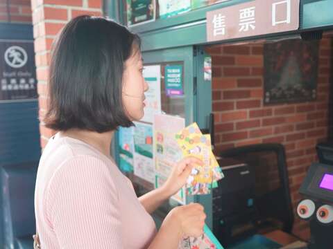 "People use Tainan Haokang Voucher"