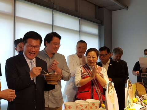 "Minister Lin Jialong of the Ministry of Communications was happy to taste the delicious beef soup"