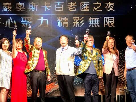 "Mayor Huang Weizhe took a toast with the elite leaders of Longyan Group"