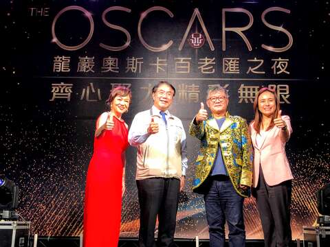 "Mayor Huang Weizhe, Director General Guo Zhenhui of the Customs and Tourism Bureau, Liu Weilong, Chairman of Longyan Group (second from right), and Business Chief Lin Qianru (first from left) took a group photo on stage."