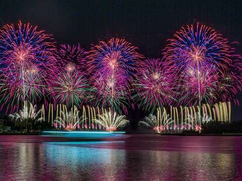 "2017 Mashagou Fireworks Festival at Jiangjun Fishing Port Square Photographed by Chen Yijia"