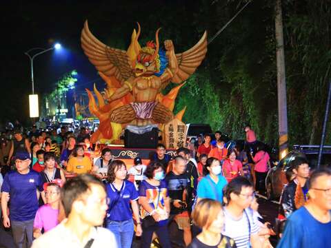 "Night Festival Patrolling Dapeng Goldwing Bird"