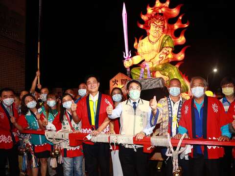 "Mayor VIPs participate in the night festival parade"