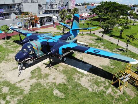 "S-2T anti-submarine aircraft appeared in the park"